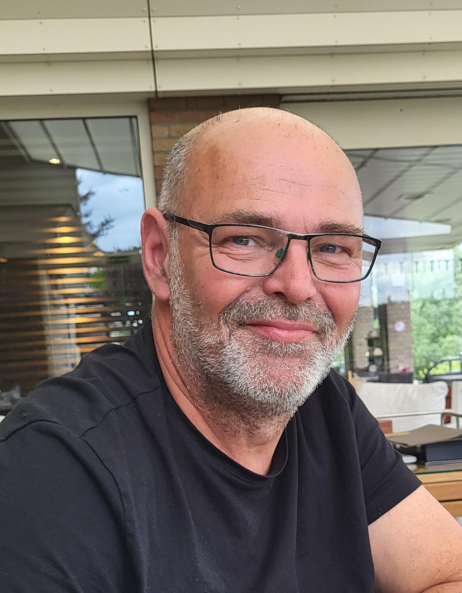 Portrait of Ivo van der Wal, creator of the I·V·O Lens